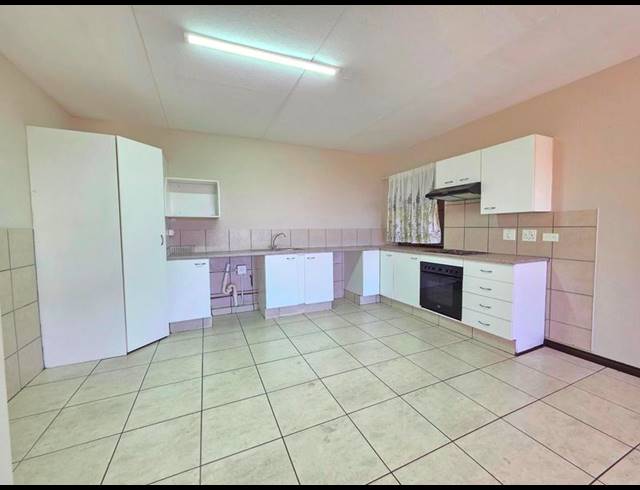 3 BEDROOM APARTMENT FOR SALE IN CONSTANTIA KLOOF